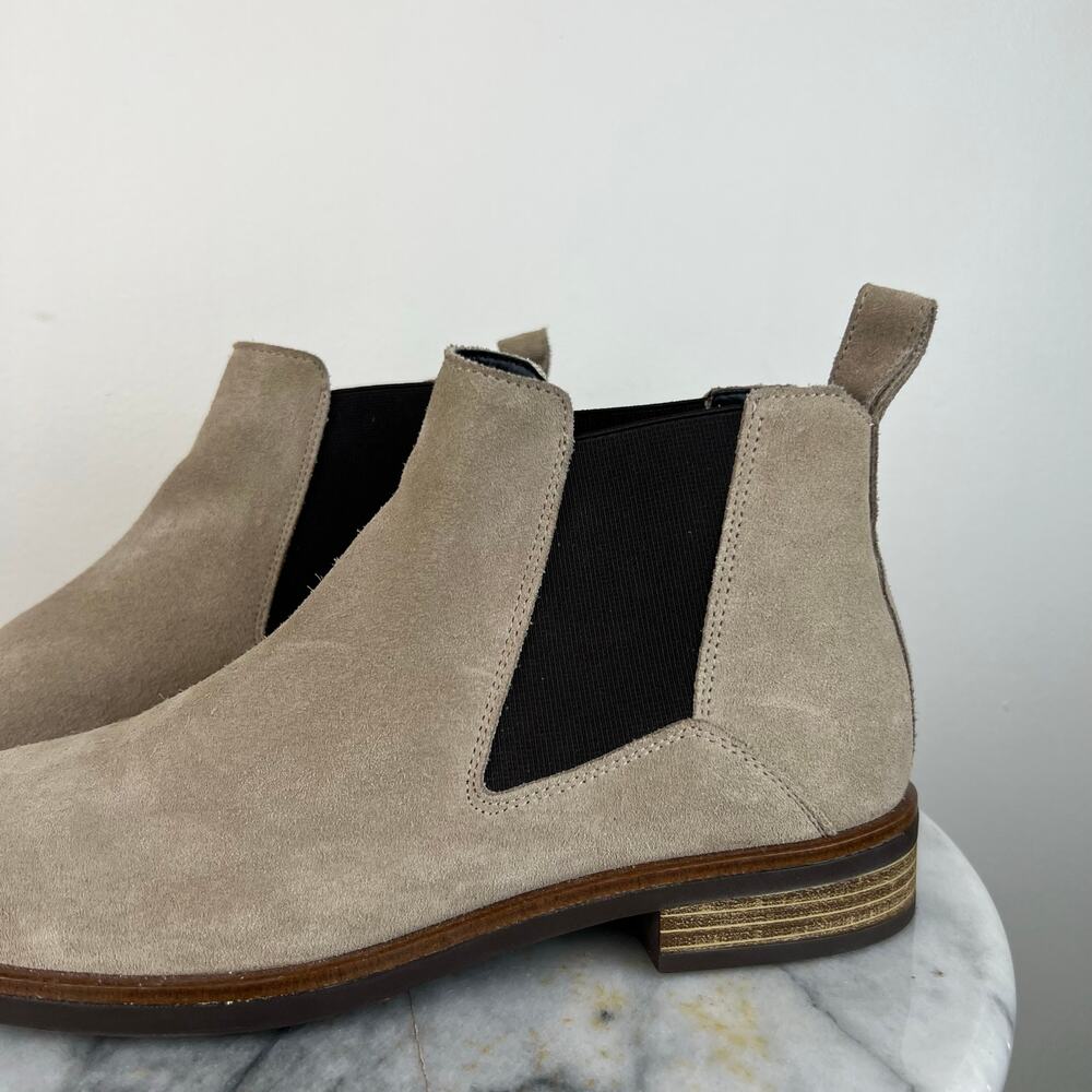 Clarks Women's Beige Suede Pull On Ankle Chelsea Boots (Sz 8.5) - Picture 8 of 11